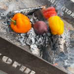 Paprika en ui in de kolen