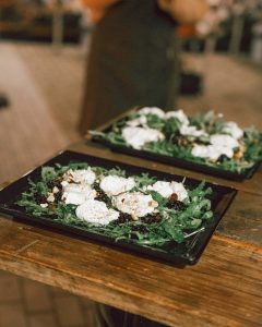 Salade van gerookte geitenkaas en bramen.