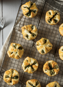 Bladerdeeg met brie en vijgenjam met rozemarijn